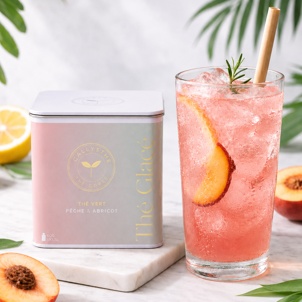 Thé glacé pêche abricot avec verre de thé glacé